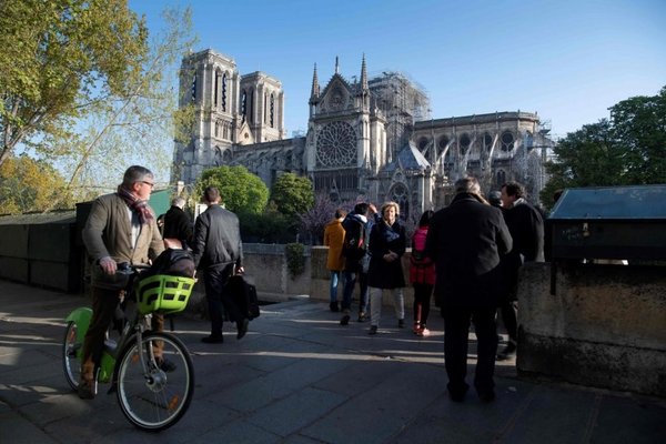 Bomberos temen por el frontón de las fachadas laterales de Notre Dame | Paraguay en Noticias