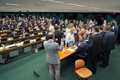 Tumulto entre diputados en Brasil aplaza voto de reforma pedida por mercados