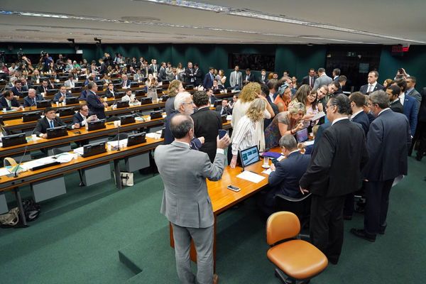 Tumulto entre diputados en Brasil aplaza voto de reforma pedida por mercados