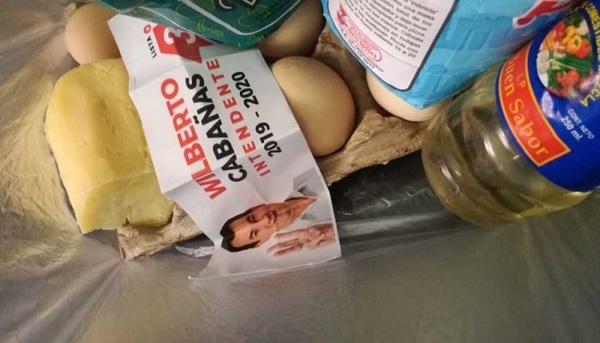 Político esteño regala queso y huevo en busca de votos