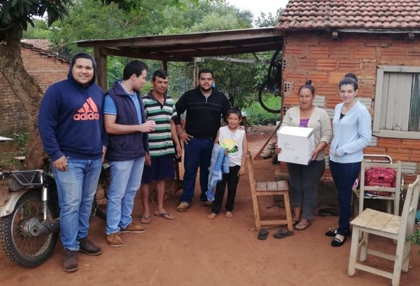 Estudiantes de la F.C.A. Filial Santa Rosa, donaron víveres a familias de escasos recursos - Digital Misiones