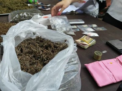 Aprehenden a cuatro jóvenes ante sospecha de microtráfico