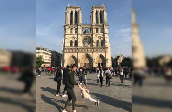 Inmortalizan a padre e hija antes del incendio de Notre Dame y ahora los buscan intensamente - C9N