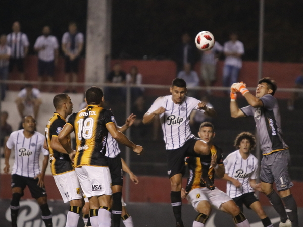 Libertad y Guaraní se alejan de la cima tras igualar entre sí