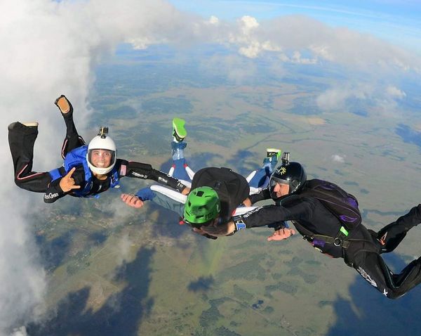 Adrenalina y diversión en la fiesta del paracaidismo
