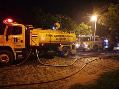 Incendio en vivienda de barrio Herrera - Nacionales - ABC Color