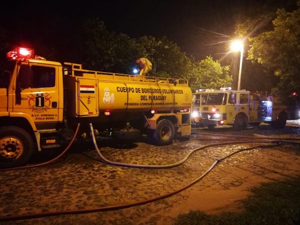 Incendio en vivienda de barrio Herrera - Nacionales - ABC Color