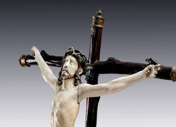 Exhiben crucifijos y tallas populares