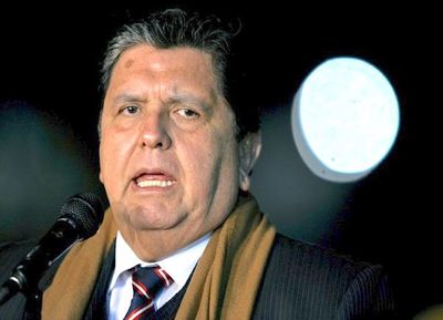 Ex presidente de Perú muere tras dispararse un tiro en la cabeza