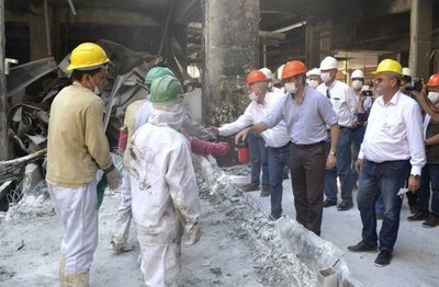 Abdo Benítez lleva su solidaridad a la siniestrada fábrica de Chortitzer - Edicion Impresa - ABC Color
