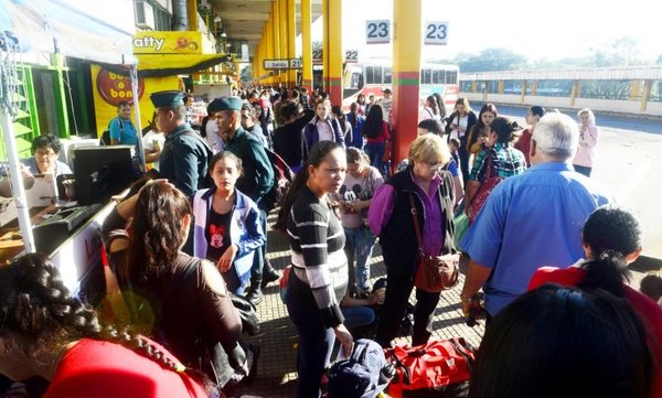 TOA: masivo éxodo al Interior y denuncias por sobrecostos - Edicion Impresa - ABC Color