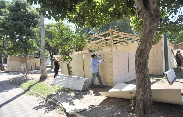 Apenas unas 20 familias desocuparon las plazas - Edicion Impresa - ABC Color