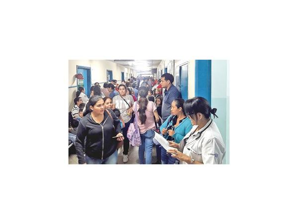 Pacientes sufren hacinamiento en pabellones de la Policlínica del IPS