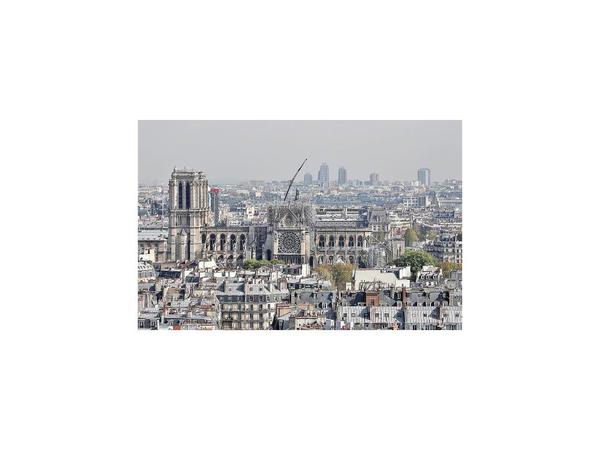 Los bomberos temen por el frontón de la   fachada  de Notre Dame
