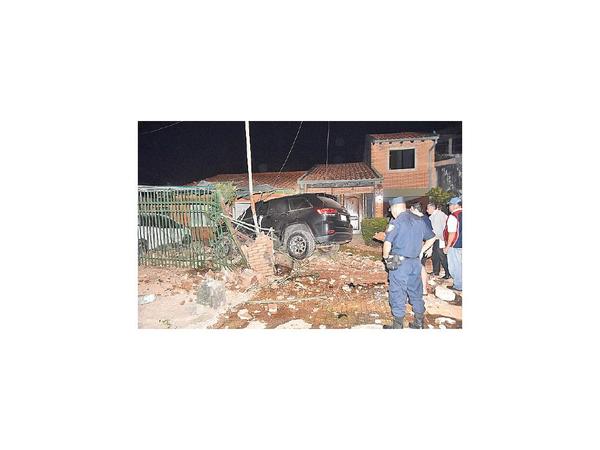 Vehículo se llevó por delante dos murallas