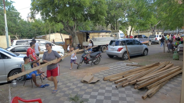 Más damnificados desocupan las plazas frente al Cabildo - ADN Paraguayo