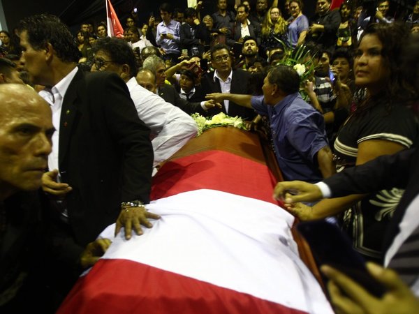 Féretro con restos de Alan García es velado en Lima