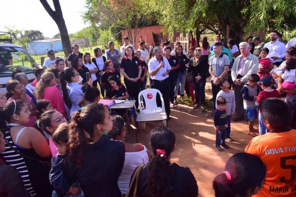 Entregaron víveres y prometieron que el lunes se limpiará arroyo | San Lorenzo Py