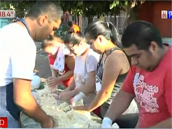 En barrio Pelopincho preparan una chipa de 50 metros