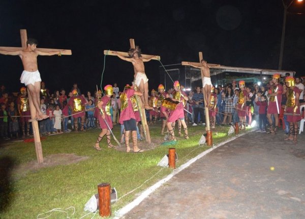 Estudiantes reviven el viacrucis con teatro en Antequera | Paraguay en Noticias