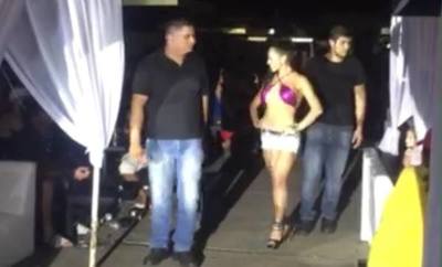 Insólito! Vane Trinidad desfiló escoltada por guardaespaldas en Dubai Beach. - Churero.com