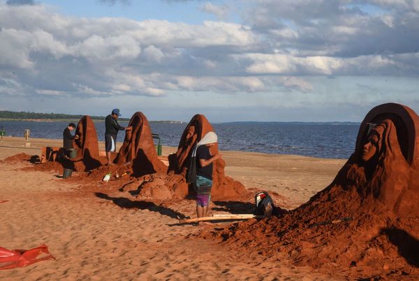 Estaciones del Vía Crucis esculpidas en arena a orillas del Paraná