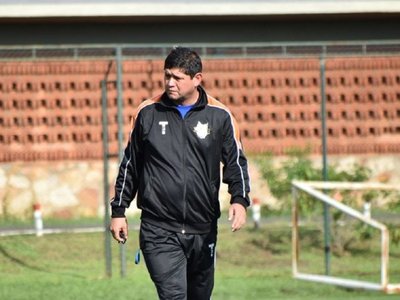Luis Escobar dejó de ser entrenador de General Díaz