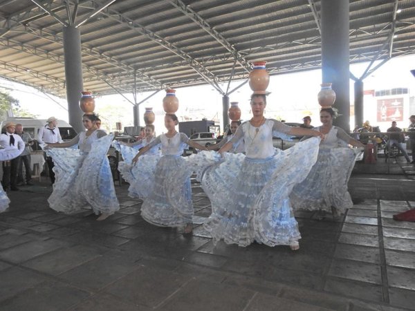 Reciben a turistas con danzas típicas en Ciudad del Este