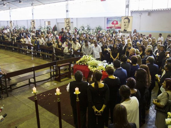 Miles de personas despiden a Alan García