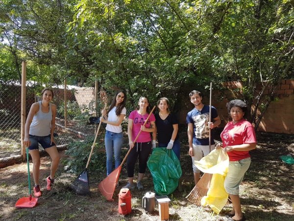 Voluntarios dedican tiempo a mascotas rescatadas