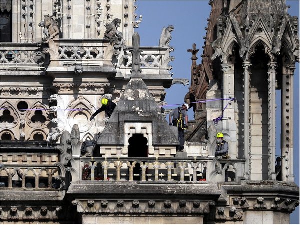 Putin anuncia ayuda de empresas rusas para reconstruir Notre Dame