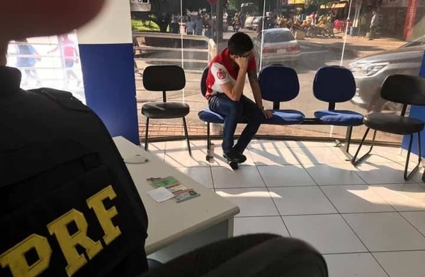 Tras persecución en el Puente de la Amistad, detienen a paraguayo con vehículo robado | Paraguay en Noticias