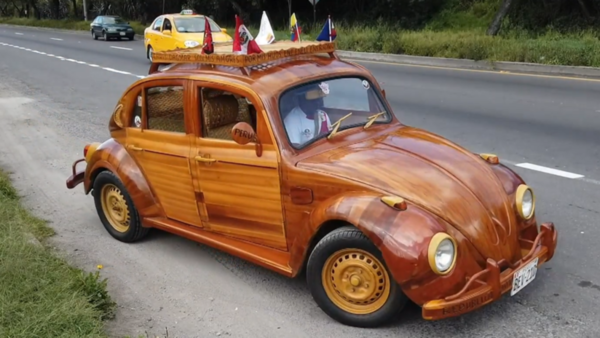 Recorre el continente en una fusca de madera - ADN Paraguayo