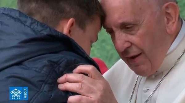 Un niño lloró en el hombro del papa