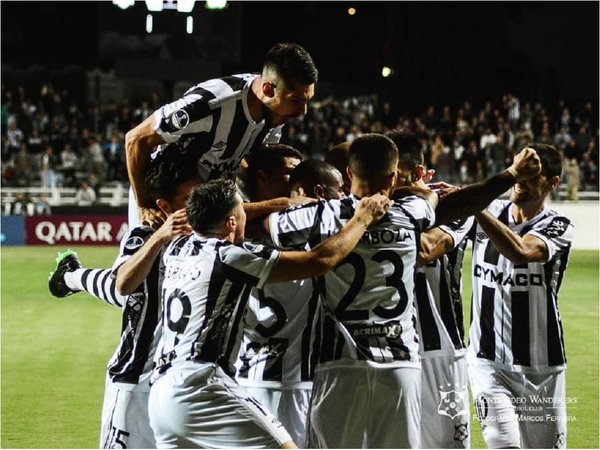 Wanderers resiste sin apuros la altitud para avanzar en la Sudamericana