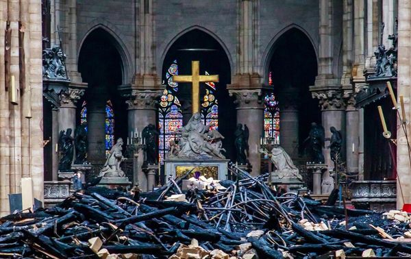 Un cortocircuito habría causado incendio en la Catedral de Notre Dame » Ñanduti