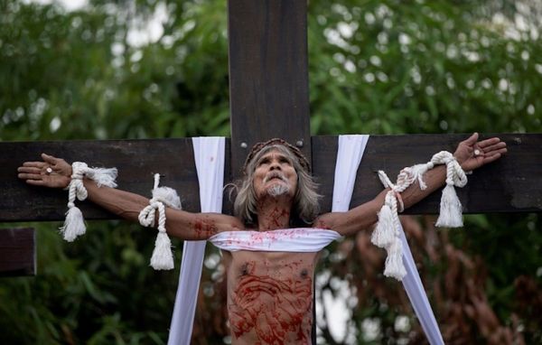 Cientos de filipinos se flagelan y se crucifican en Viernes Santo