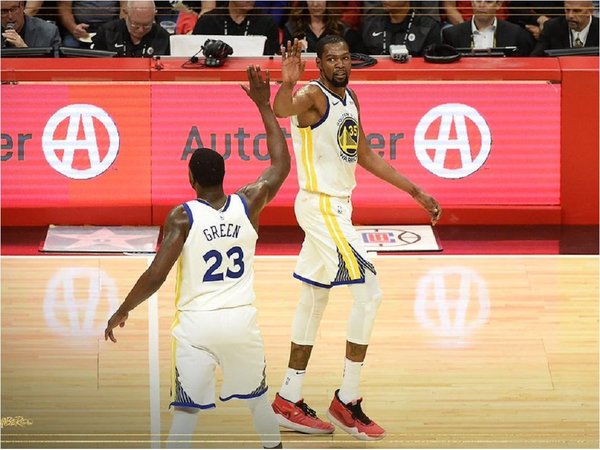 Warriors y Sixers recuperan ventaja de campo