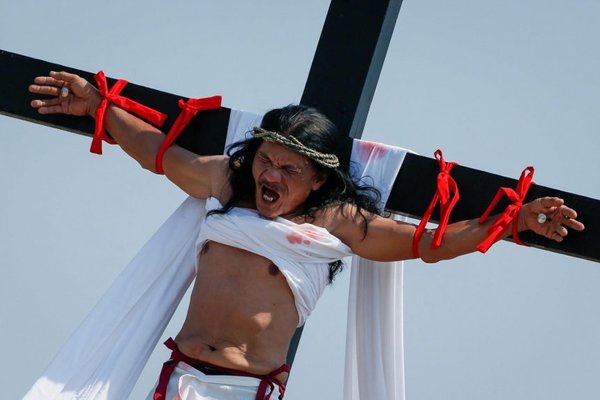 Cientos de filipinos se flagelan y se crucifican en Viernes Santo - Internacionales - ABC Color