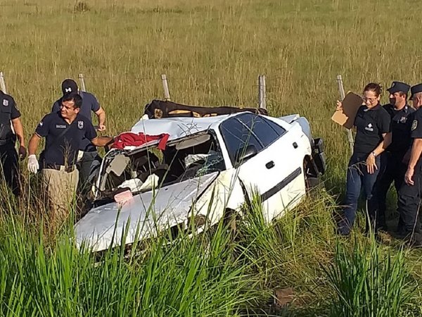 Vuelco de automóvil deja 4 fallecidos y 3 heridos