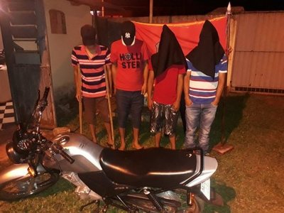 Detienen a cuatro jóvenes con marihuana y motocicleta robada - Nacionales - ABC Color