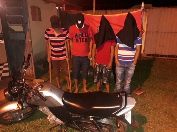 Detienen a cuatro jóvenes con marihuana y motocicleta robada - Nacionales - ABC Color