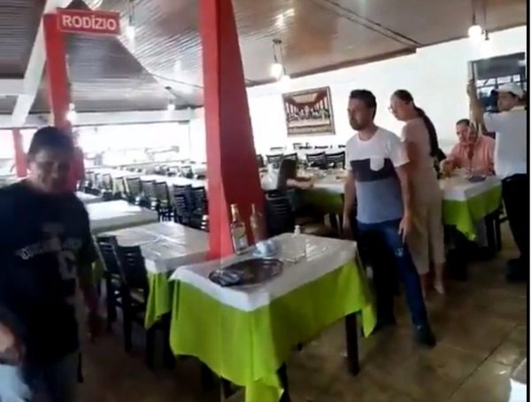 Escrachan al clan ZI en un restaurante brasileño - Edicion Impresa - ABC Color