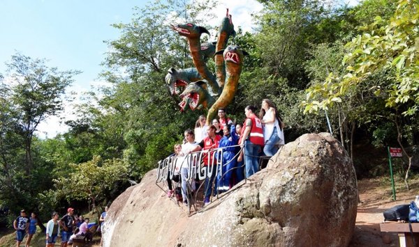 Católicos escalaron ayer el cerro Yaguarón para pagar sus promesas - Edicion Impresa - ABC Color