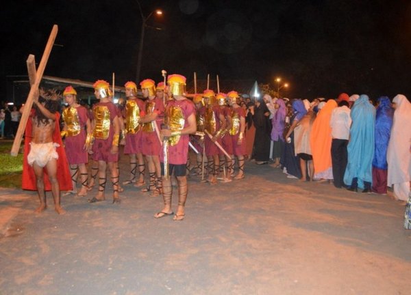 Estudiantes sampedranos recrean vía crucis de Jesús - Edicion Impresa - ABC Color