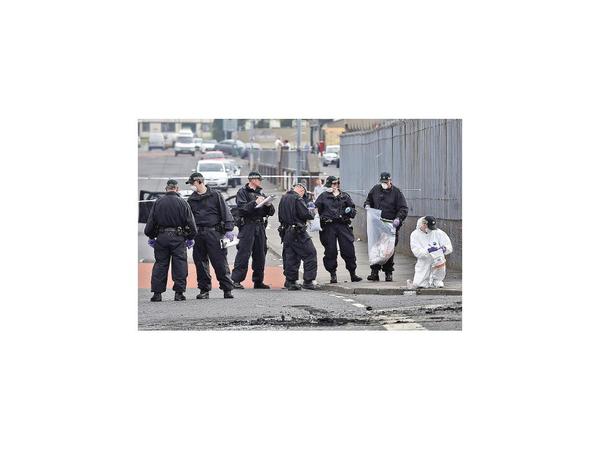 Matan a tiros a periodista tras disturbios en Irlanda