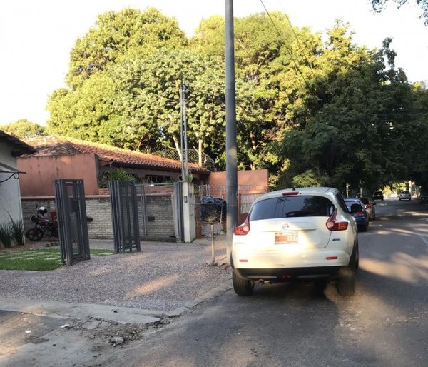 Impide ingreso de autos - Cronicas Ciudadanas - ABC Color