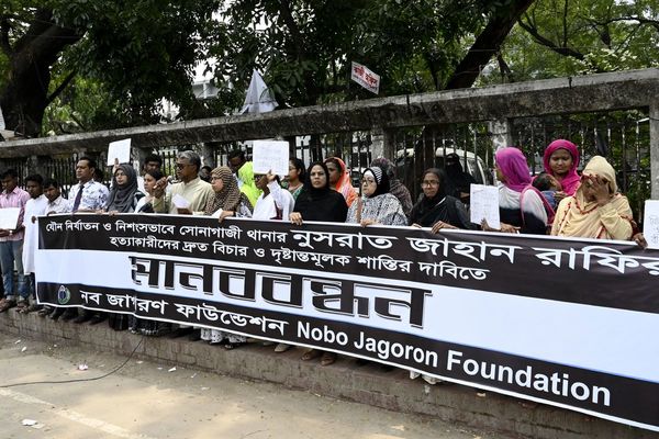 Protestas en Bangladés por muerte de chica quemada que denunció acoso sexual