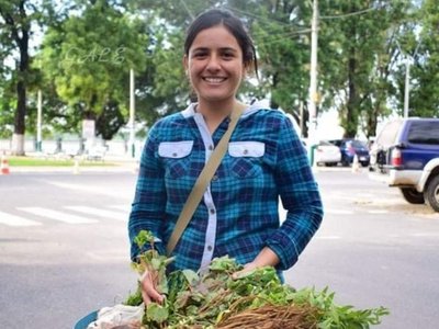 Vendiendo pohã ñana para pagar sus estudios se recibió de ingeniera