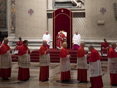 El Papa bautizará a 8 personas en Vigilia Pascual
